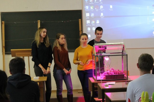 Студенти Бабій Анастасія, Божук Наталія, Дмитерко Анатолій, Нагорна Аліна – автори проекту «Розумна теплиця».